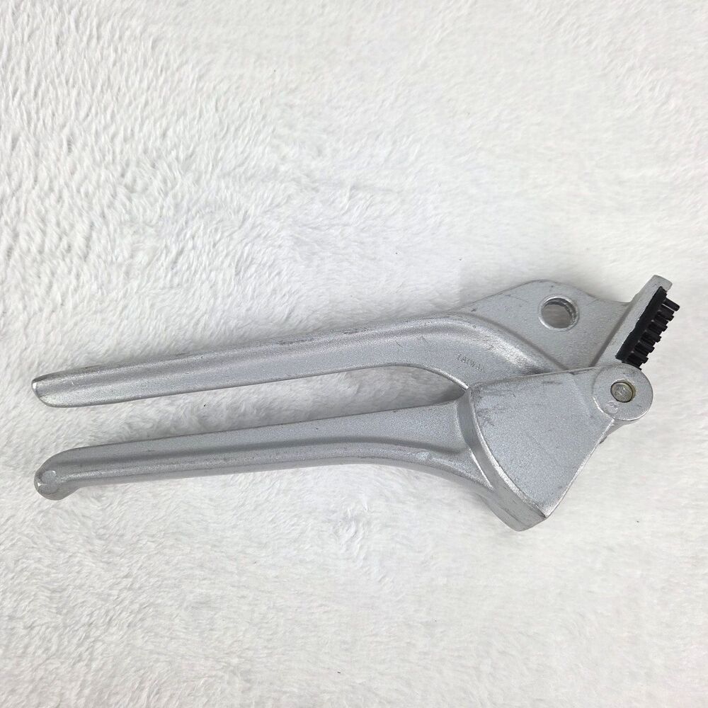 Vintage‎ Aluminum Garlic Press – Made in Taiwan – Sturdy Kitchen Tool